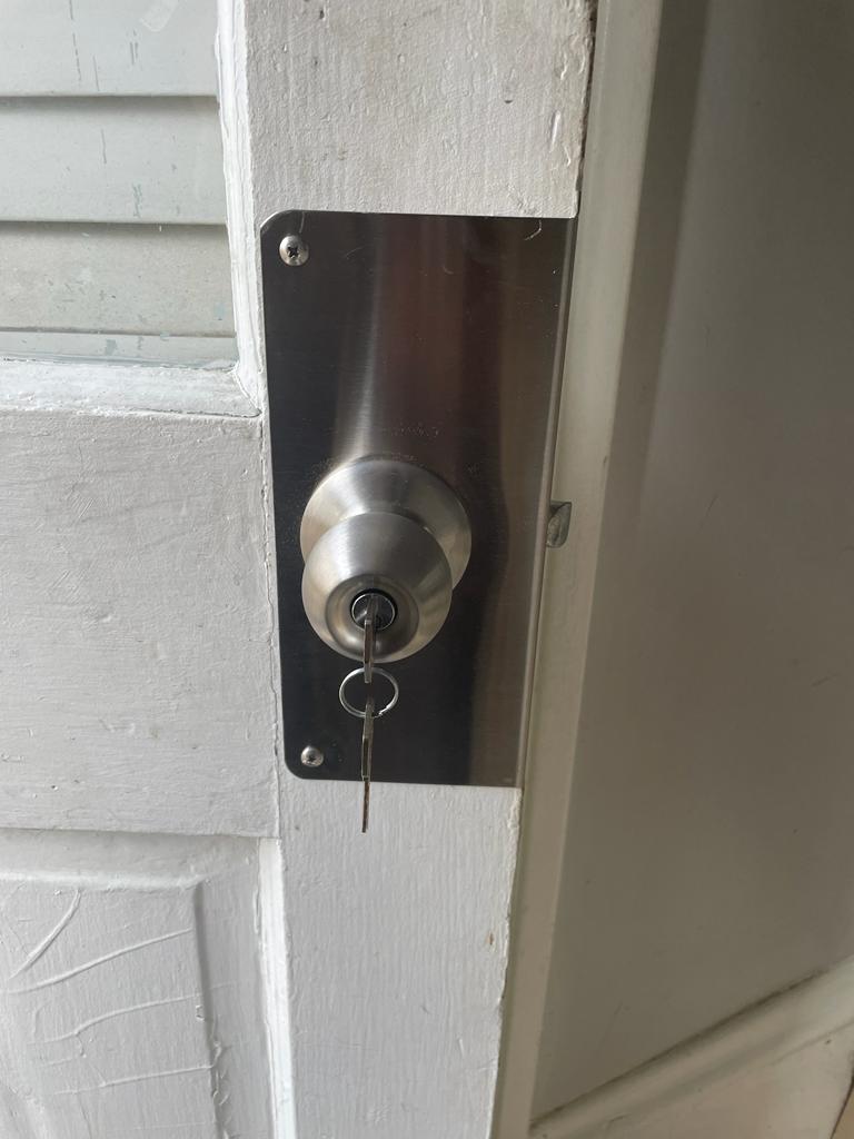 Advanced lock and key in Strongsville OH locksmith services - cover plate